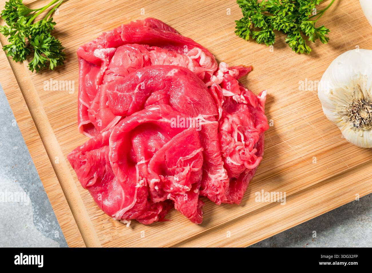 Carne di manzo rasata cruda con erba pronta per la cottura Foto Stock