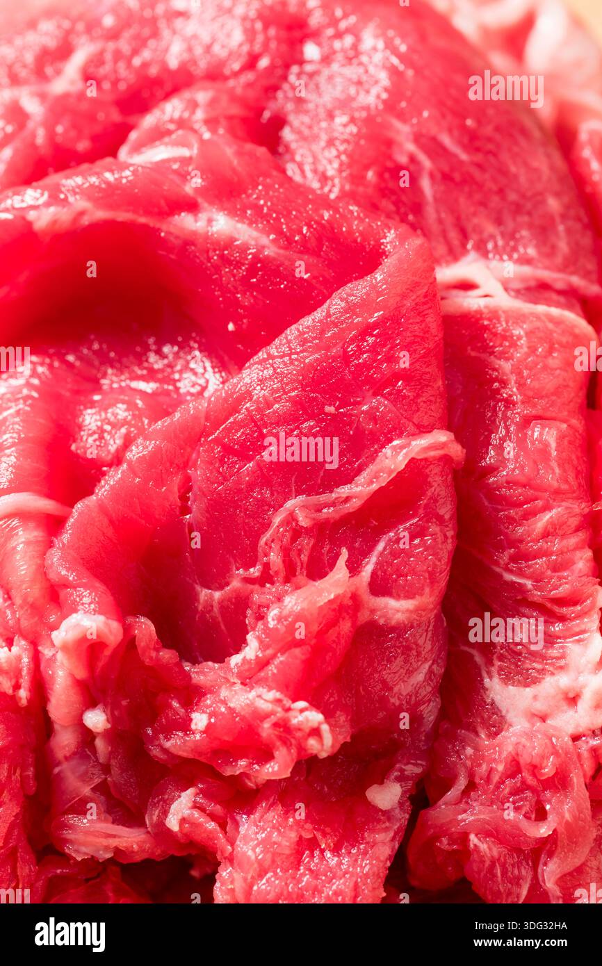 Carne di manzo rasata cruda con erba pronta per la cottura Foto Stock