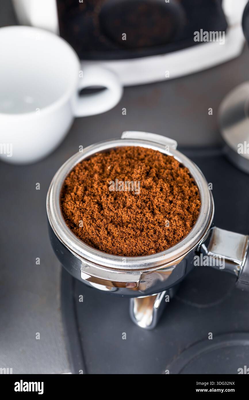 Caffè espresso macinato biologico in un portafiltro pronto per l'estrazione Foto Stock
