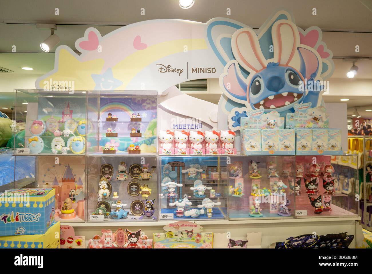 Oggetti da collezione di personaggi con marchio Disney e Miniso esposti in un negozio filippino, che mostrano le tendenze dei consumatori della cultura pop e del merchandising su licenza. Foto Stock
