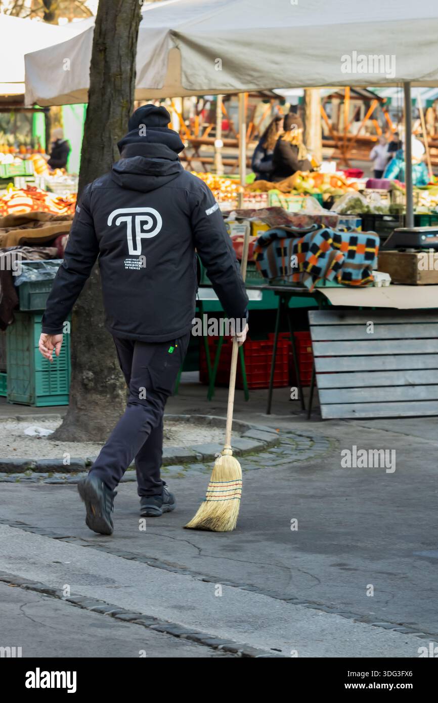 Lubiana, Slovenia 30 dicembre 2025 lavoratori pulizia strada al mercato all'aperto Foto Stock