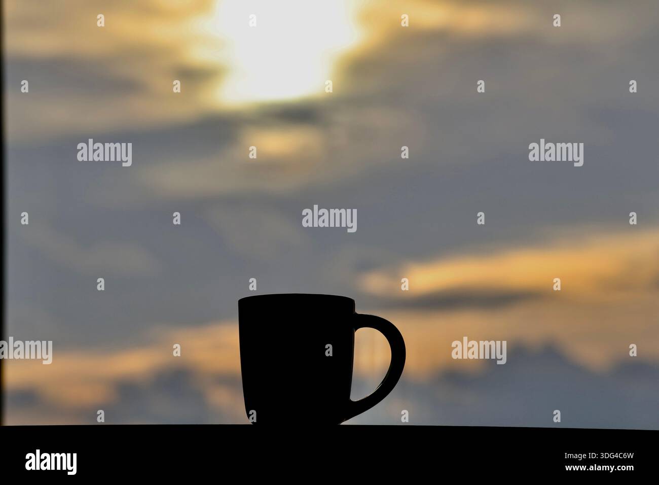 Silhouette della tazza di caffè con vista sul tramonto Foto Stock