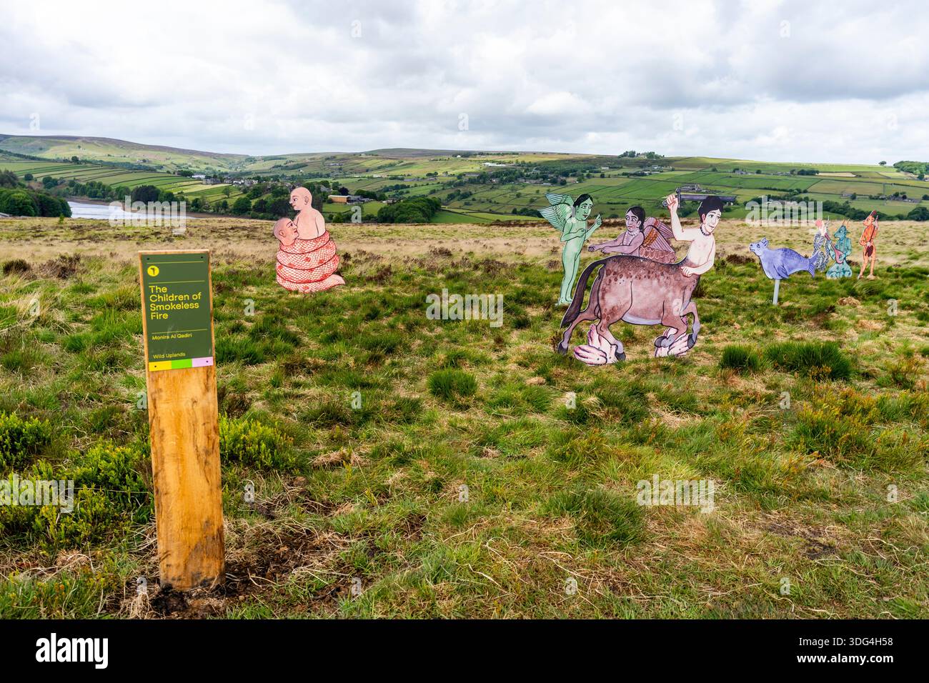 Sagome in legno di creature fantastiche dell'installazione "Children of the Smokeless Fire", ambientata nella brughiera aperta vicino a Haworth, Yorkshire, Regno Unito Foto Stock