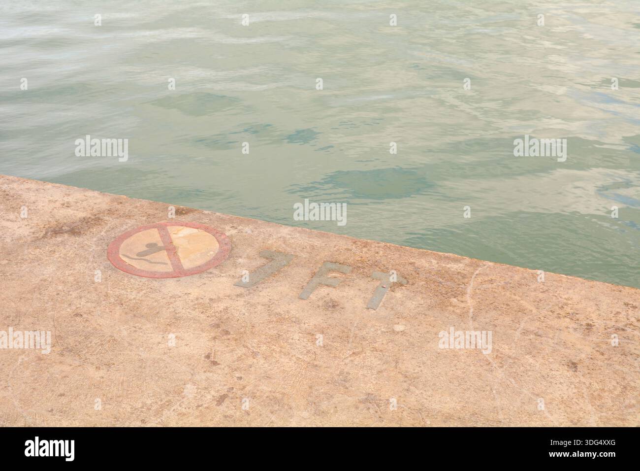 Marcatore di profondità dell'acqua di 7 piedi al Lido di St Helier, Jersey, Isole del Canale Foto Stock