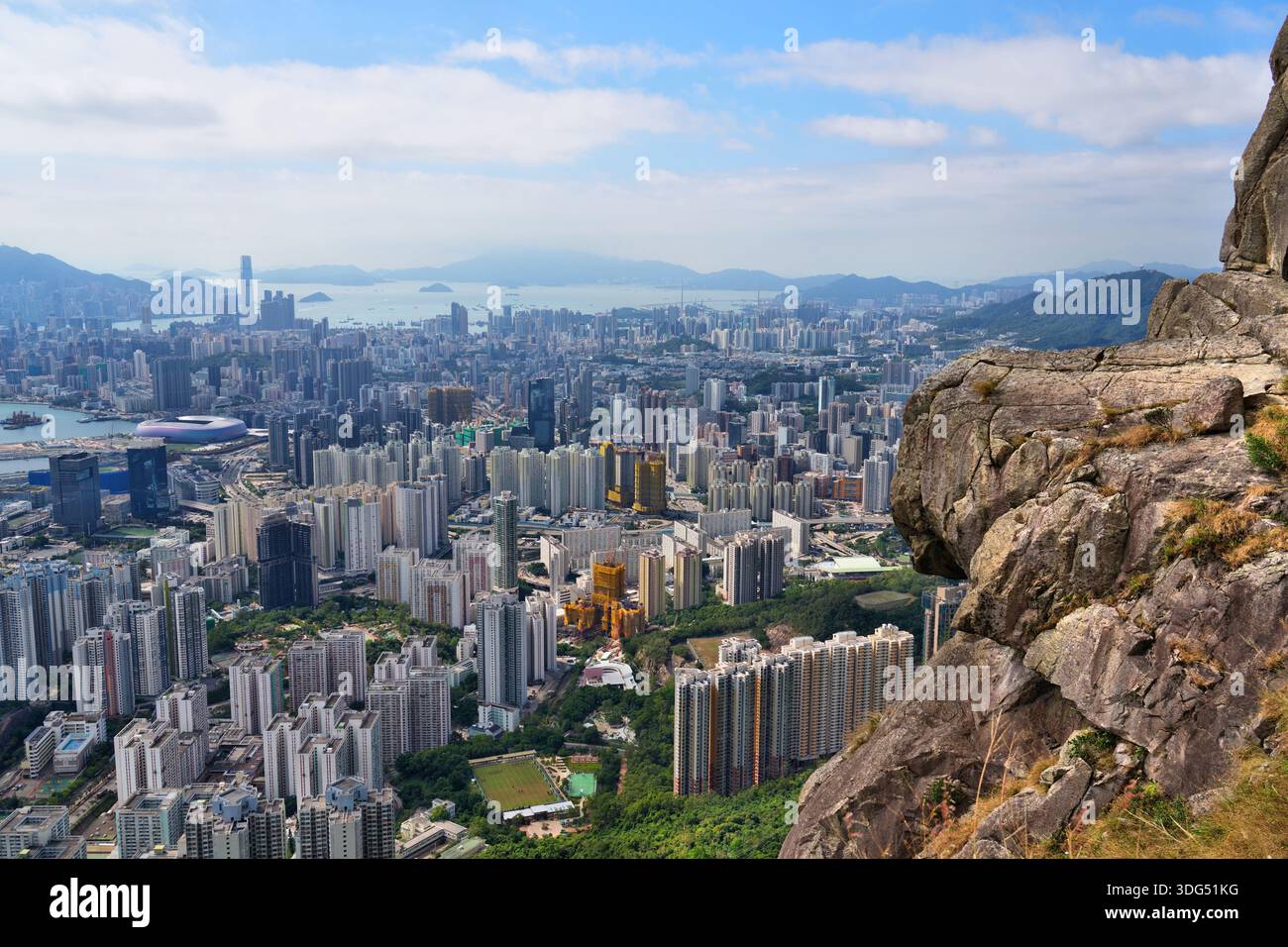 Paesaggio urbano di Hong Kong con residenze residenziali pubbliche nel distretto di Kowloon Bay di Kowloon, Hong Kong. Vista dalle rocce di Sunset Ridge. Foto Stock