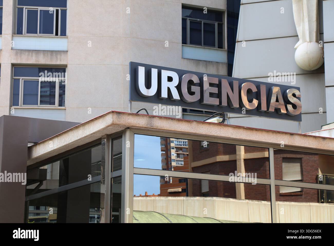 Urgencias, parola spagnola per cure urgenti. Firma su un ospedale nella città di Benidorm, Spagna. Foto Stock