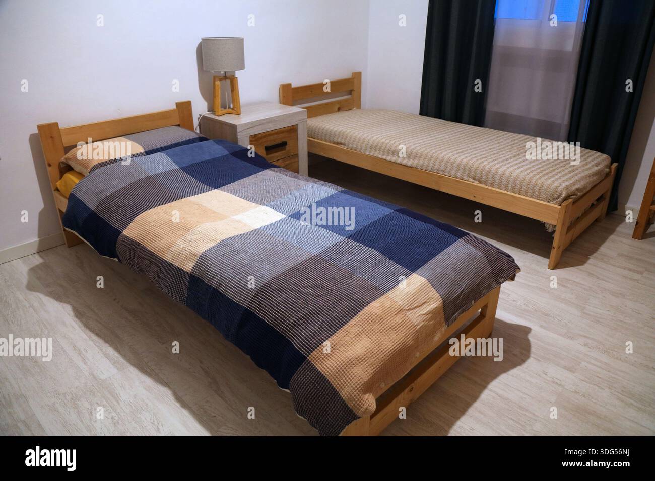Camera piccola e moderna con letti gemelli. Foto di una camera da letto generica e accogliente. Foto Stock