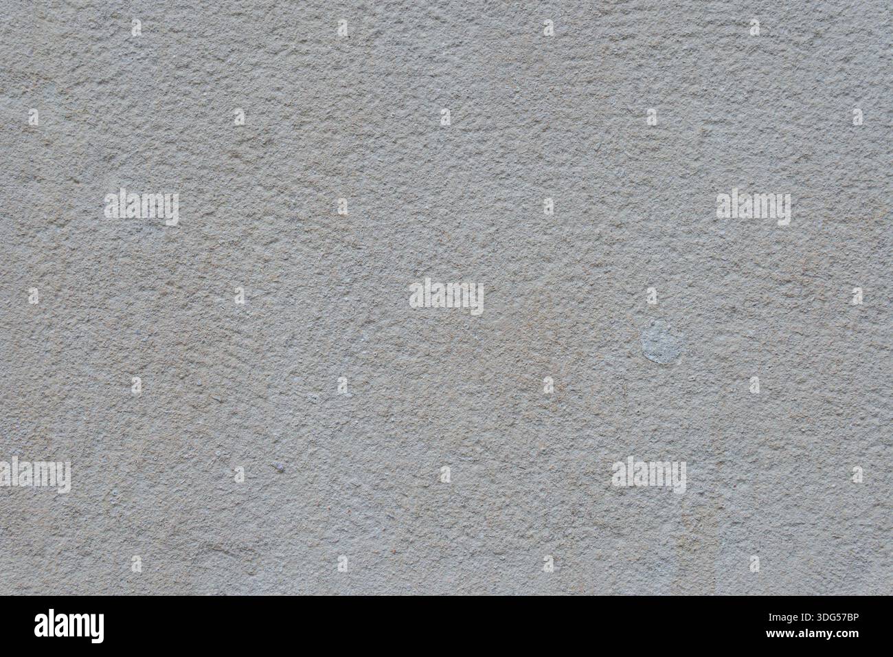Una parete monotona di mattoni silicati grigi invecchiati. Uno sfondo architettonico neutrale, che suggerisce sottilmente il decadimento. Foto Stock