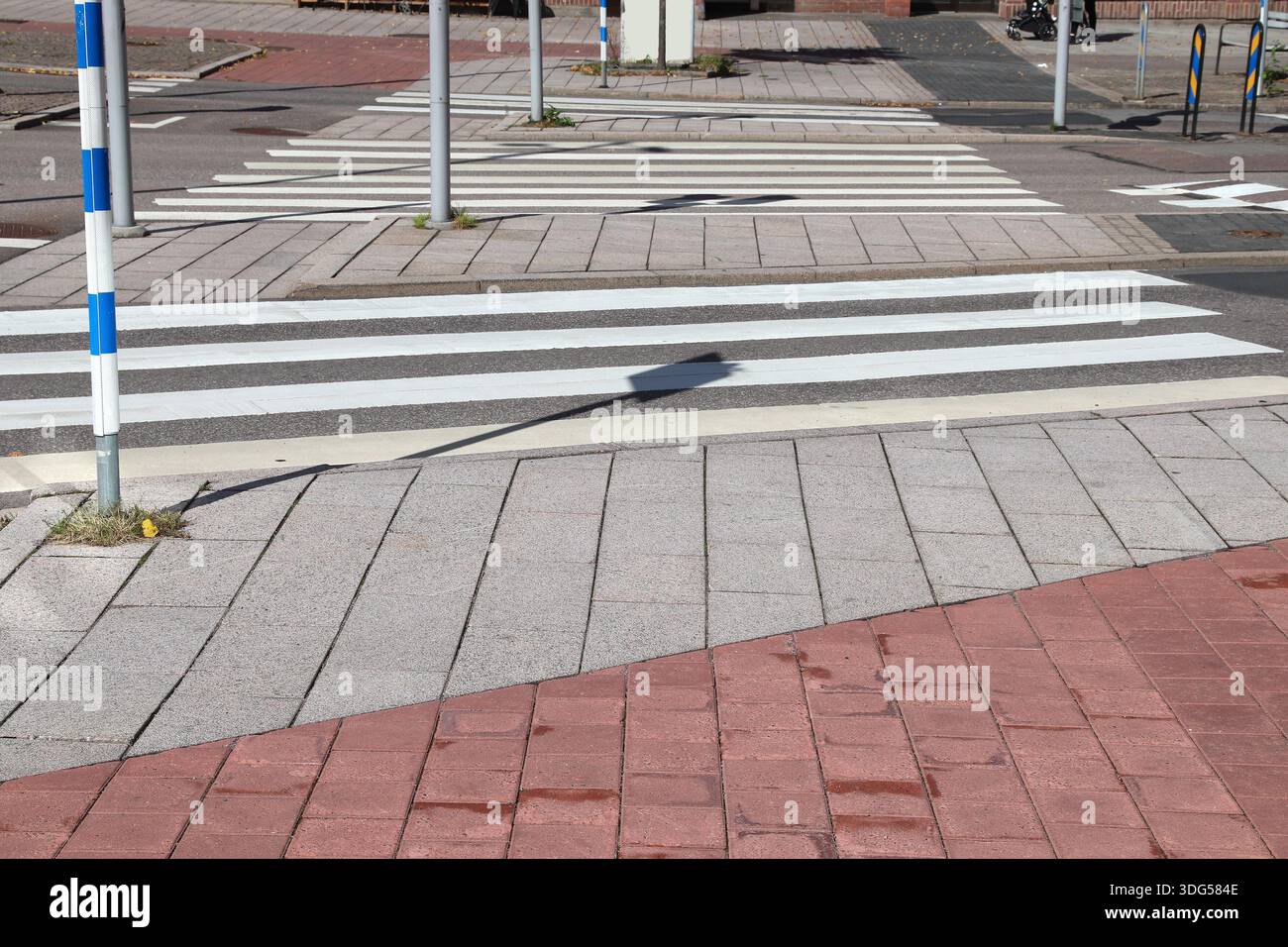 Attraversamento a piedi di più corsie con isole rifugio a Gothenburg, Svezia. Infrastruttura di trasporto pedonale. Foto Stock