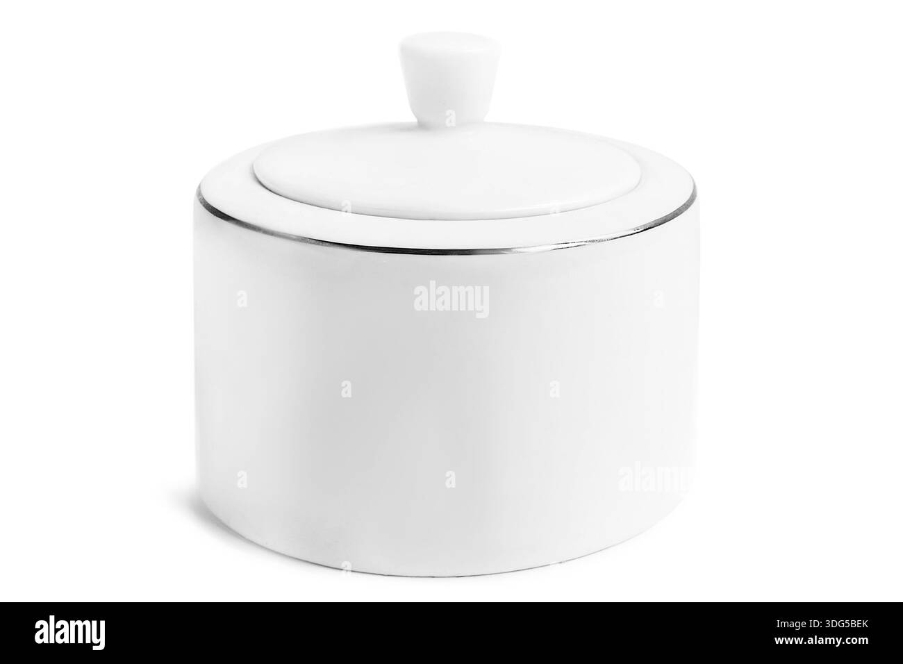 Elegante ciotola per zucchero in ceramica bianca con coperchio isolato su sfondo bianco Foto Stock