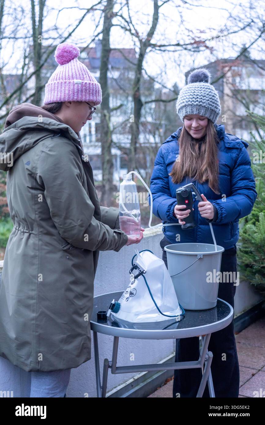 Immagine simbolica di un blackout, un'interruzione di corrente diffusa e prolungata, in un ambiente privato, senza elettricità, anche l'approvvigionamento idrico si guasta, l'acqua piovana i Foto Stock