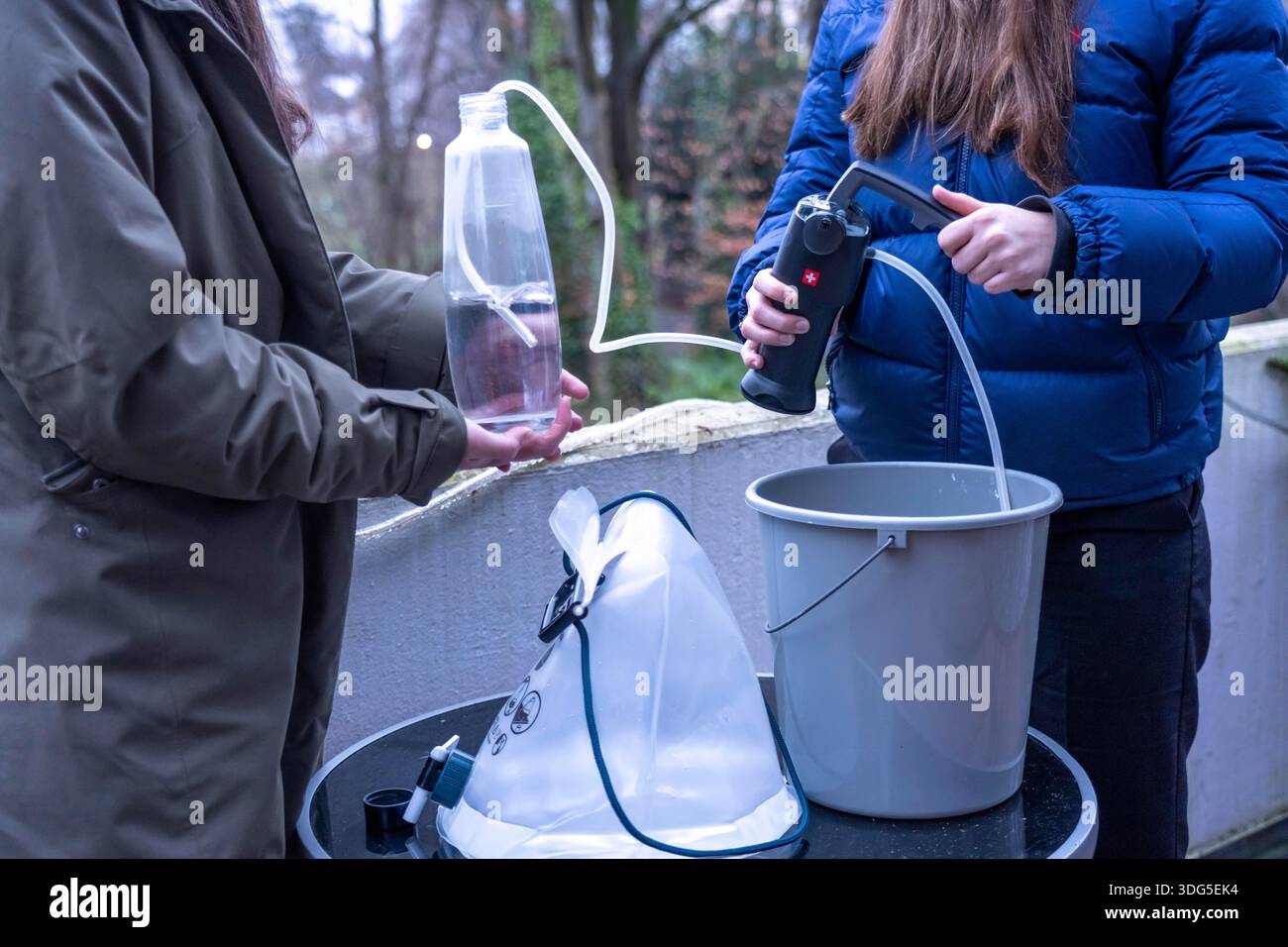 Immagine simbolica di un blackout, un'interruzione di corrente diffusa e prolungata, in un ambiente privato, senza elettricità, anche l'approvvigionamento idrico si guasta, l'acqua piovana i Foto Stock