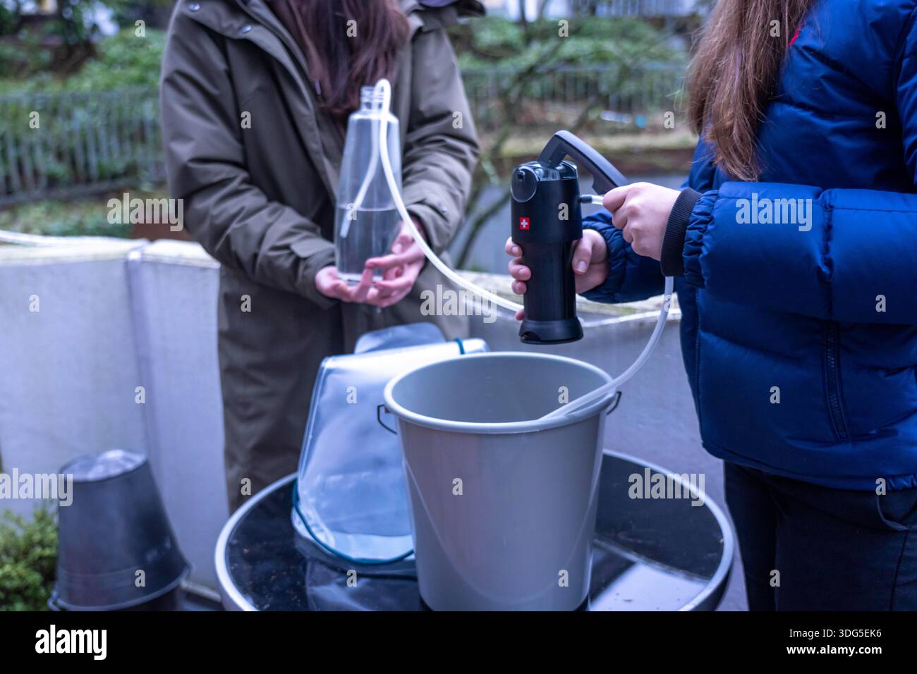 Immagine simbolica di un blackout, un'interruzione di corrente diffusa e prolungata, in un ambiente privato, senza elettricità, anche l'approvvigionamento idrico si guasta, l'acqua piovana i Foto Stock