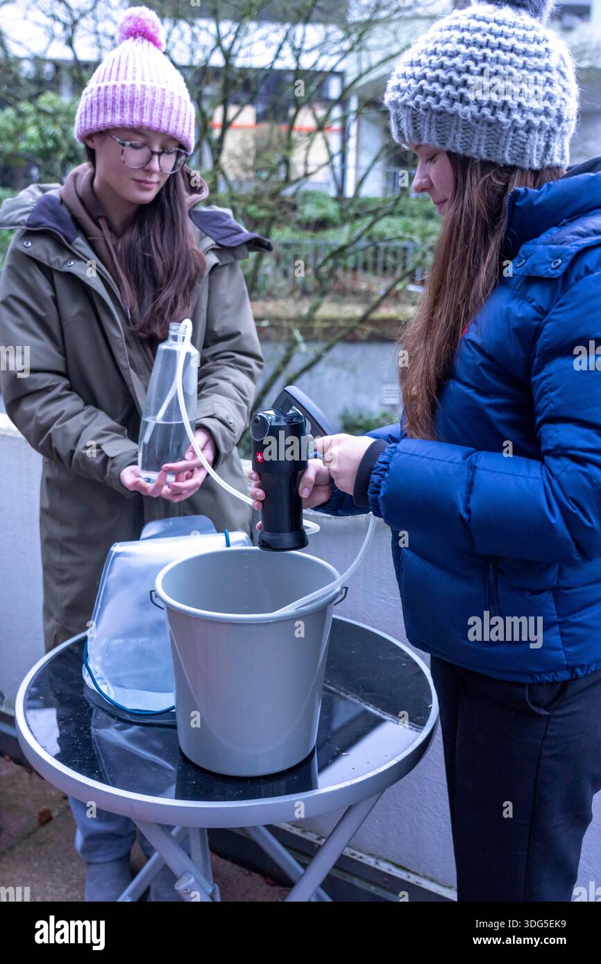 Immagine simbolica di un blackout, un'interruzione di corrente diffusa e prolungata, in un ambiente privato, senza elettricità, anche l'approvvigionamento idrico si guasta, l'acqua piovana i Foto Stock