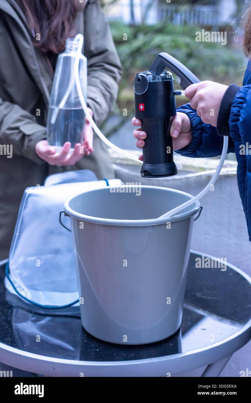 Immagine simbolica di un blackout, un'interruzione di corrente diffusa e prolungata, in un ambiente privato, senza elettricità, anche l'approvvigionamento idrico si guasta, l'acqua piovana i Foto Stock