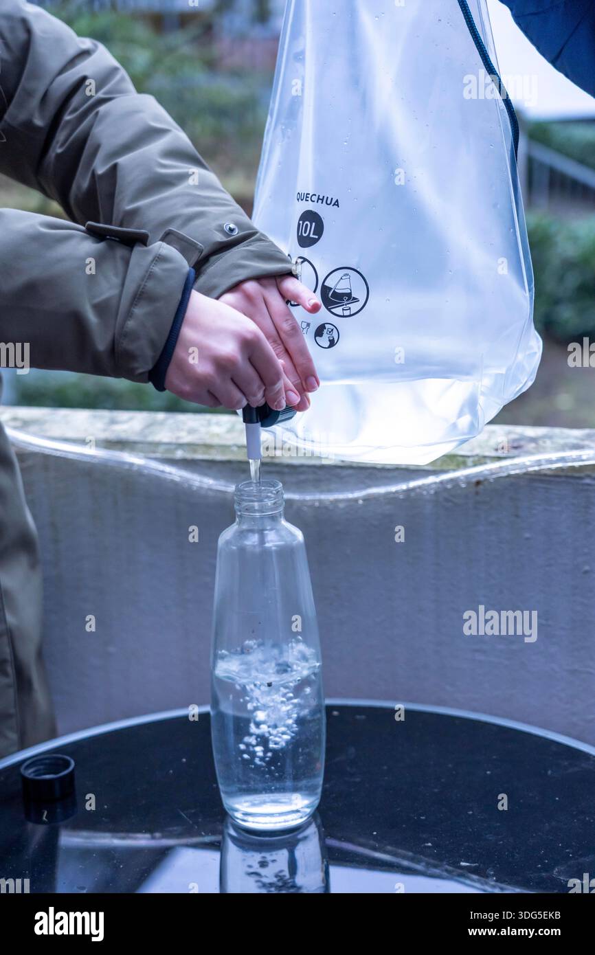 Immagine simbolica di un blackout, un'interruzione di corrente diffusa e prolungata, in un ambiente privato, senza elettricità, anche l'approvvigionamento idrico si guasta, l'acqua piovana i Foto Stock