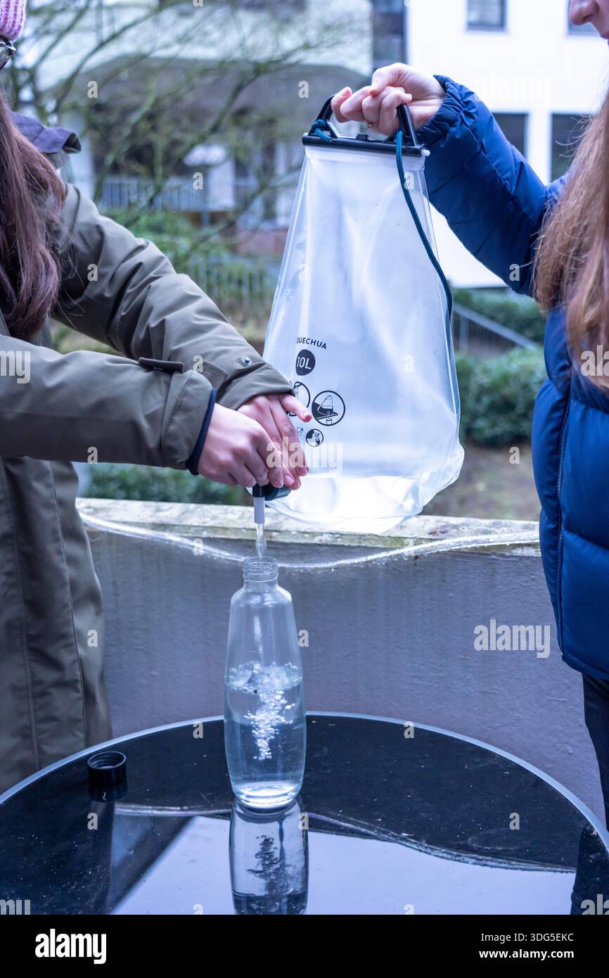Immagine simbolica di un blackout, un'interruzione di corrente diffusa e prolungata, in un ambiente privato, senza elettricità, anche l'approvvigionamento idrico si guasta, l'acqua piovana i Foto Stock