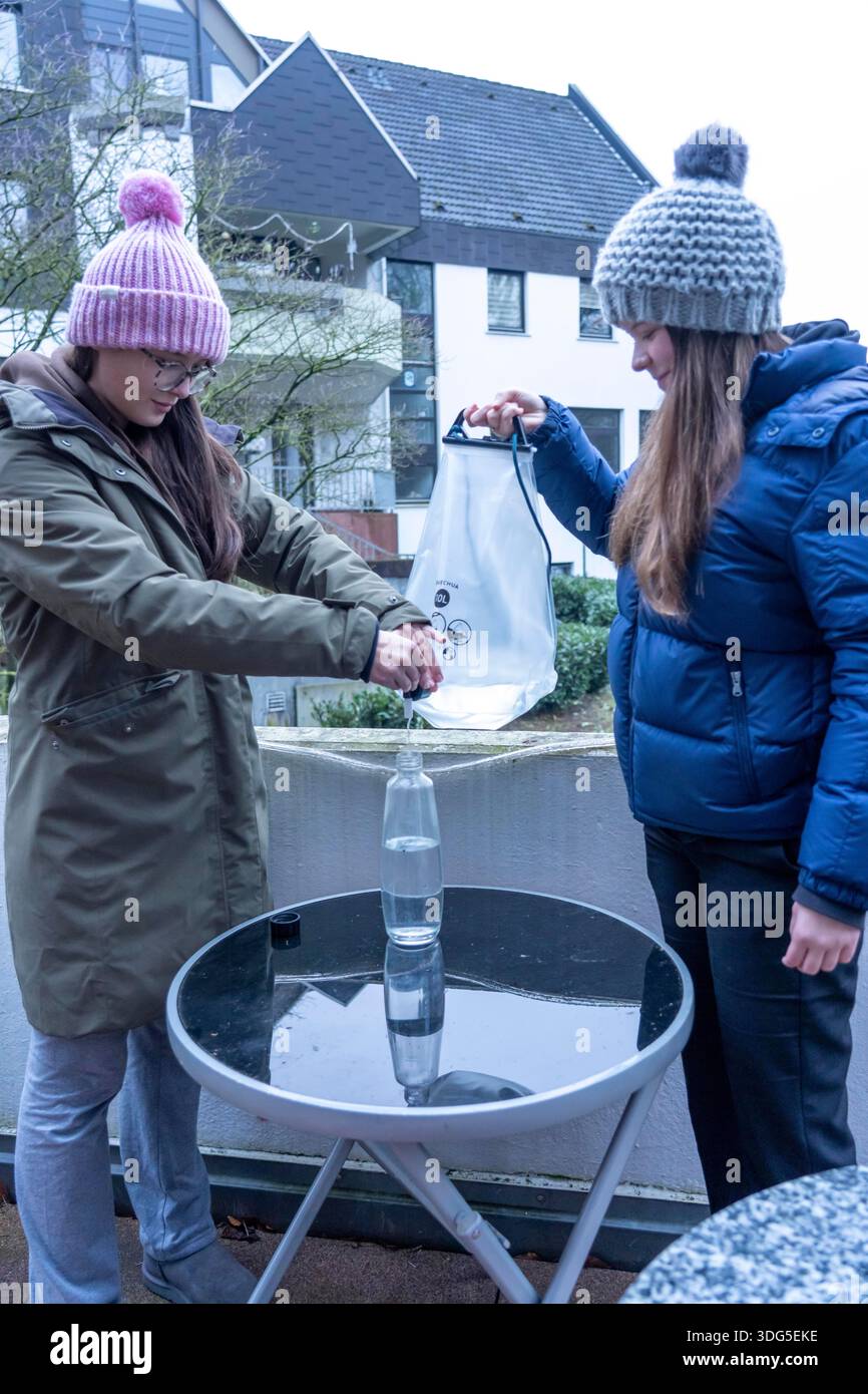 Immagine simbolica di un blackout, un'interruzione di corrente diffusa e prolungata, in un ambiente privato, senza elettricità, anche l'approvvigionamento idrico si guasta, l'acqua piovana i Foto Stock