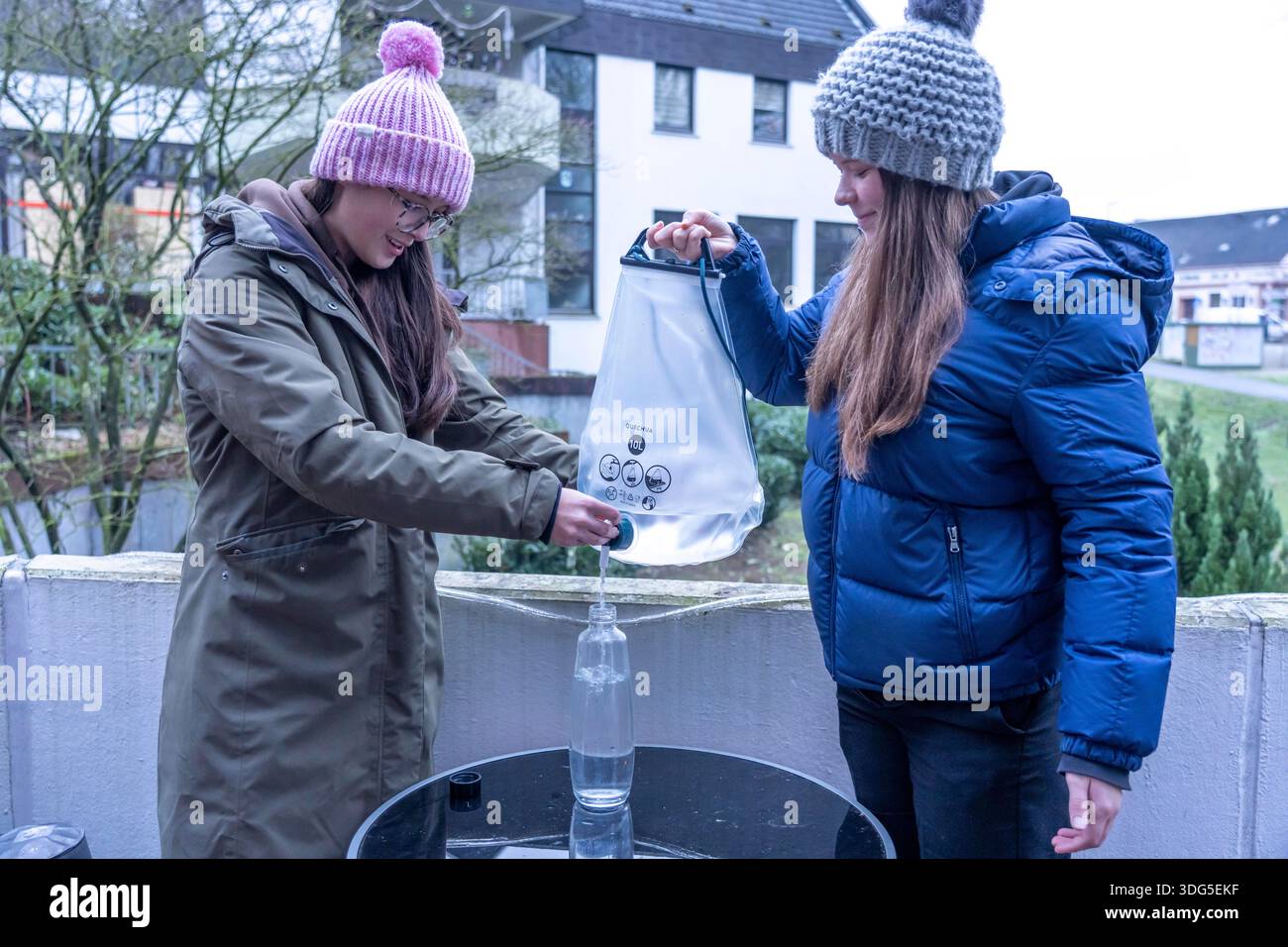 Immagine simbolica di un blackout, un'interruzione di corrente diffusa e prolungata, in un ambiente privato, senza elettricità, anche l'approvvigionamento idrico si guasta, l'acqua piovana i Foto Stock