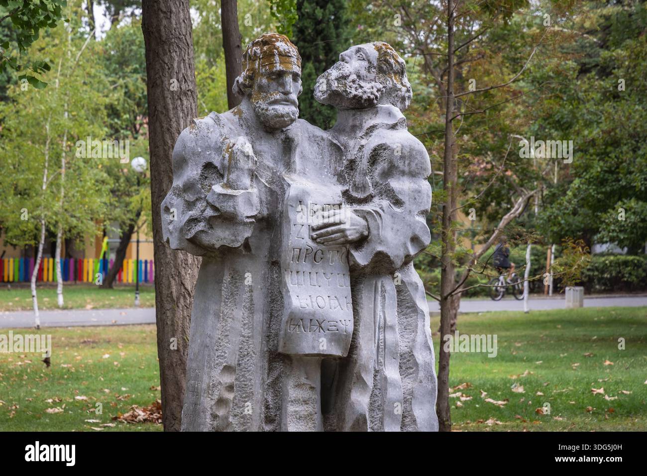 Burgas, Bulgaria - 9 settembre 2021: Statue di Cirillo e Metodio nel parco Sea Garden della città di Burgas Foto Stock