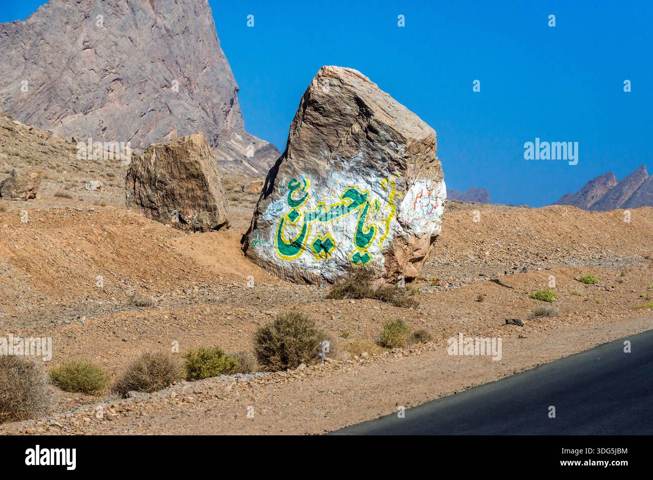 Provincia di Isfahan, Iran - 21 ottobre 2016: Calligrafia religiosa Ya Hossein dipinta su un grande masso nel deserto di Isfahan Foto Stock