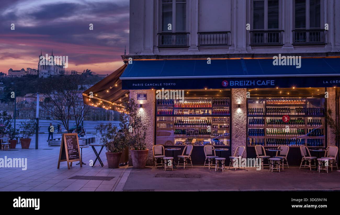 Terrazza Café sulle rive del fiume Saône sulla penisola di Lione al tramonto intorno a piazza Albon Foto Stock