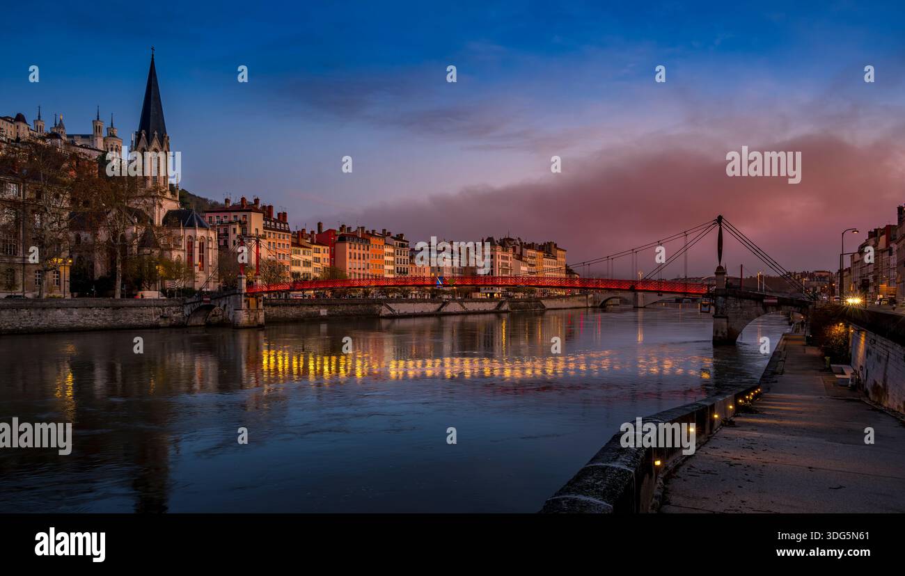 Paesaggio urbano della città di Lione in Francia all'alba sulle rive del fiume Saone e sul ponte pedonale Saint-Georges Foto Stock