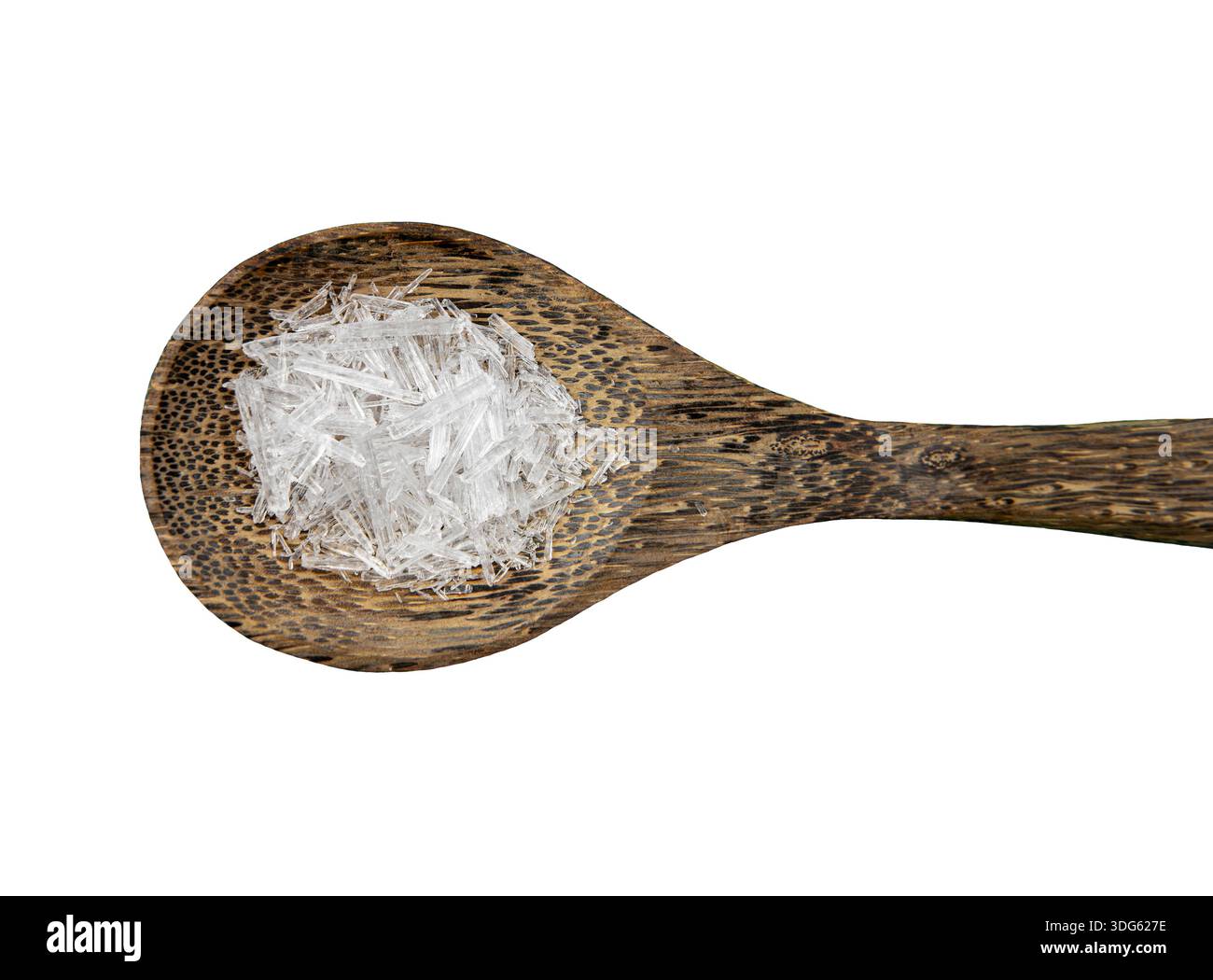 I cristalli di mentolo sono una forma solida e purificata di mentolo, frammenti cristallini bianchi su cucchiaio di legno in interni isolati su sfondo bianco. Foto Stock