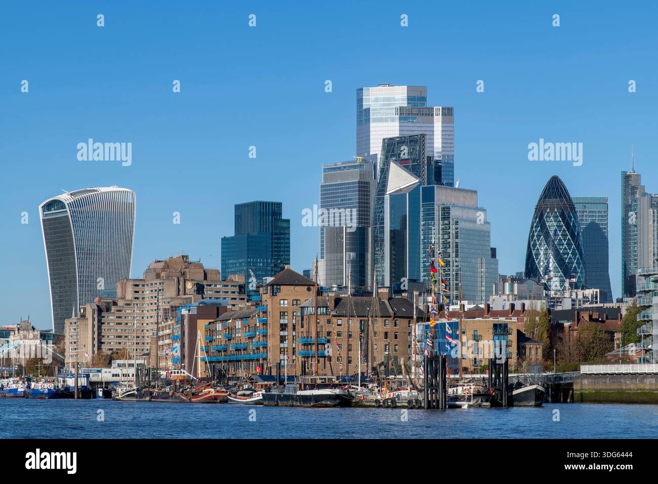 Londra, Inghilterra - 30 novembre 2025; vista sul Tamigi della riva nord della città con gli edifici iconici Fenchurch Street (The Walkie-Talkie) con SK Foto Stock