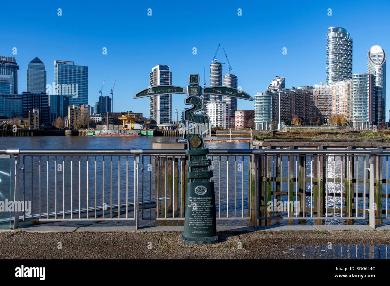 Londra, Inghilterra - 30 novembre 2025; Milepost segna il percorso del meridiano di Greenwich a Longitude Zero (0° 0' 0'), il punto di divisione tra le aste Foto Stock