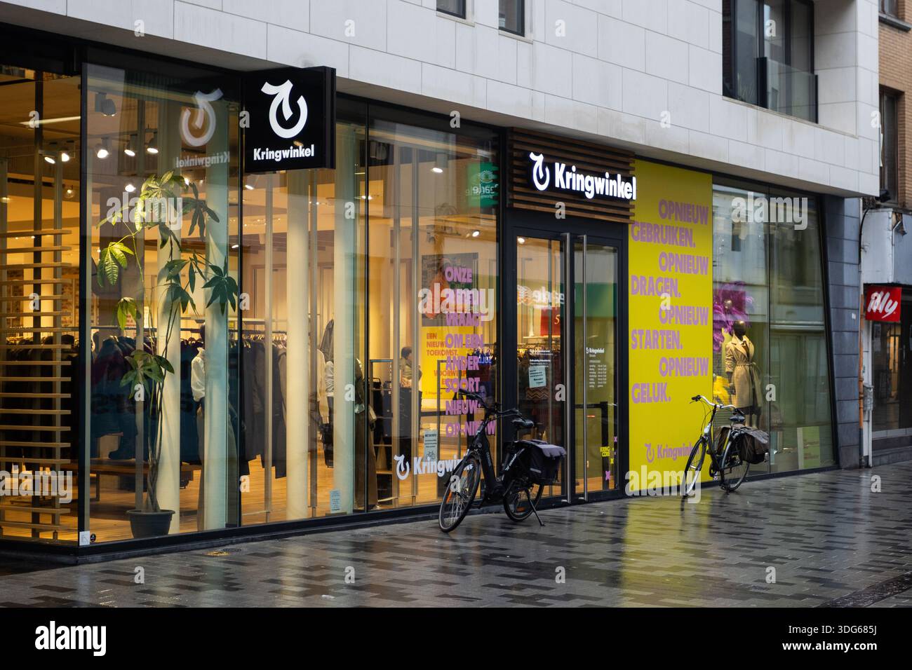AALST, BELGIO, 15 GENNAIO 2026: Vista esterna di un negozio di abbigliamento di seconda mano "Kringwinkel" nelle Fiandre. E' una catena di negozi con un forte ambiente Foto Stock