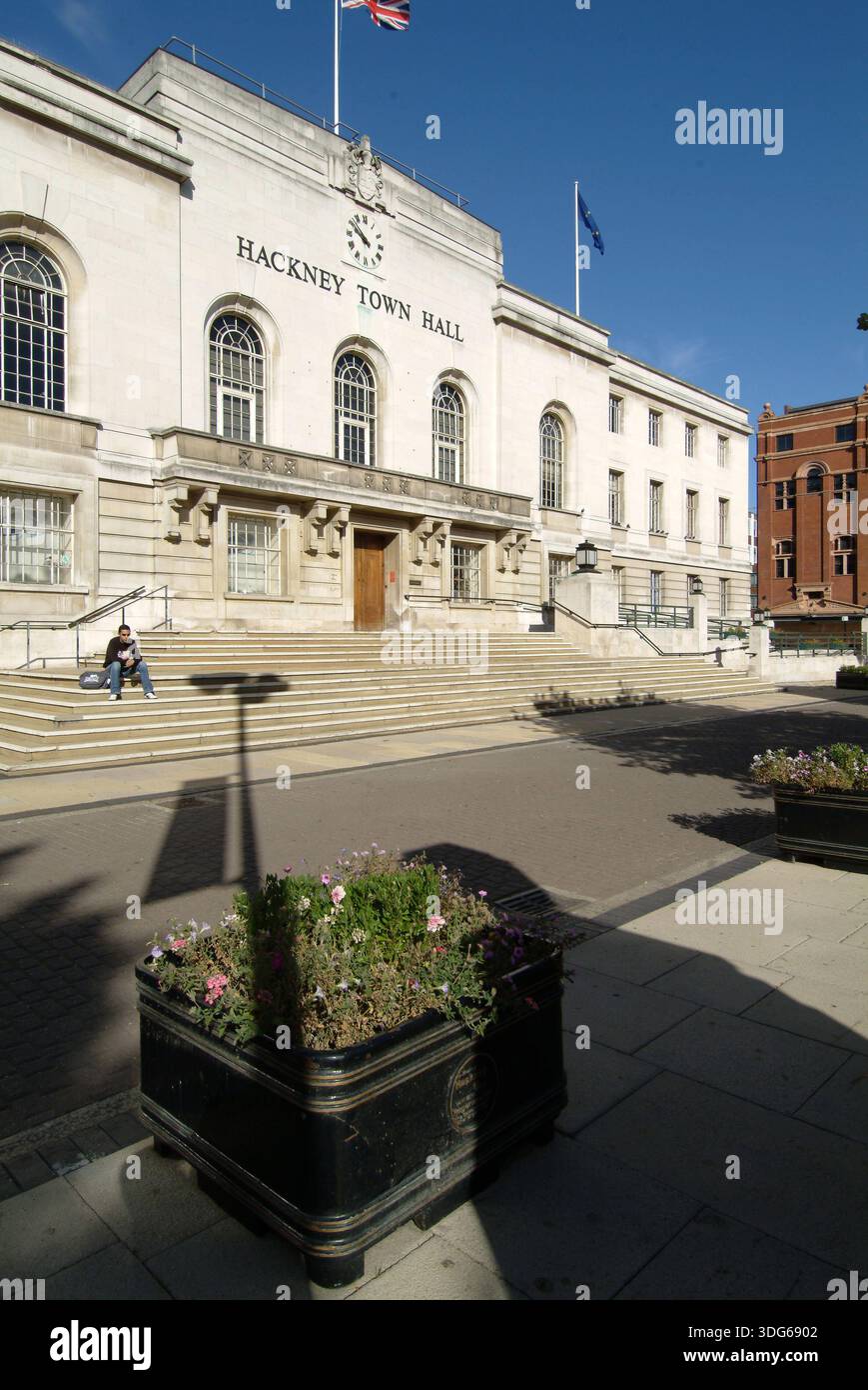 La facciata del municipio di Hackney si vede dalla strada. - Hackney, Regno Unito : maggio 2022 Foto Stock