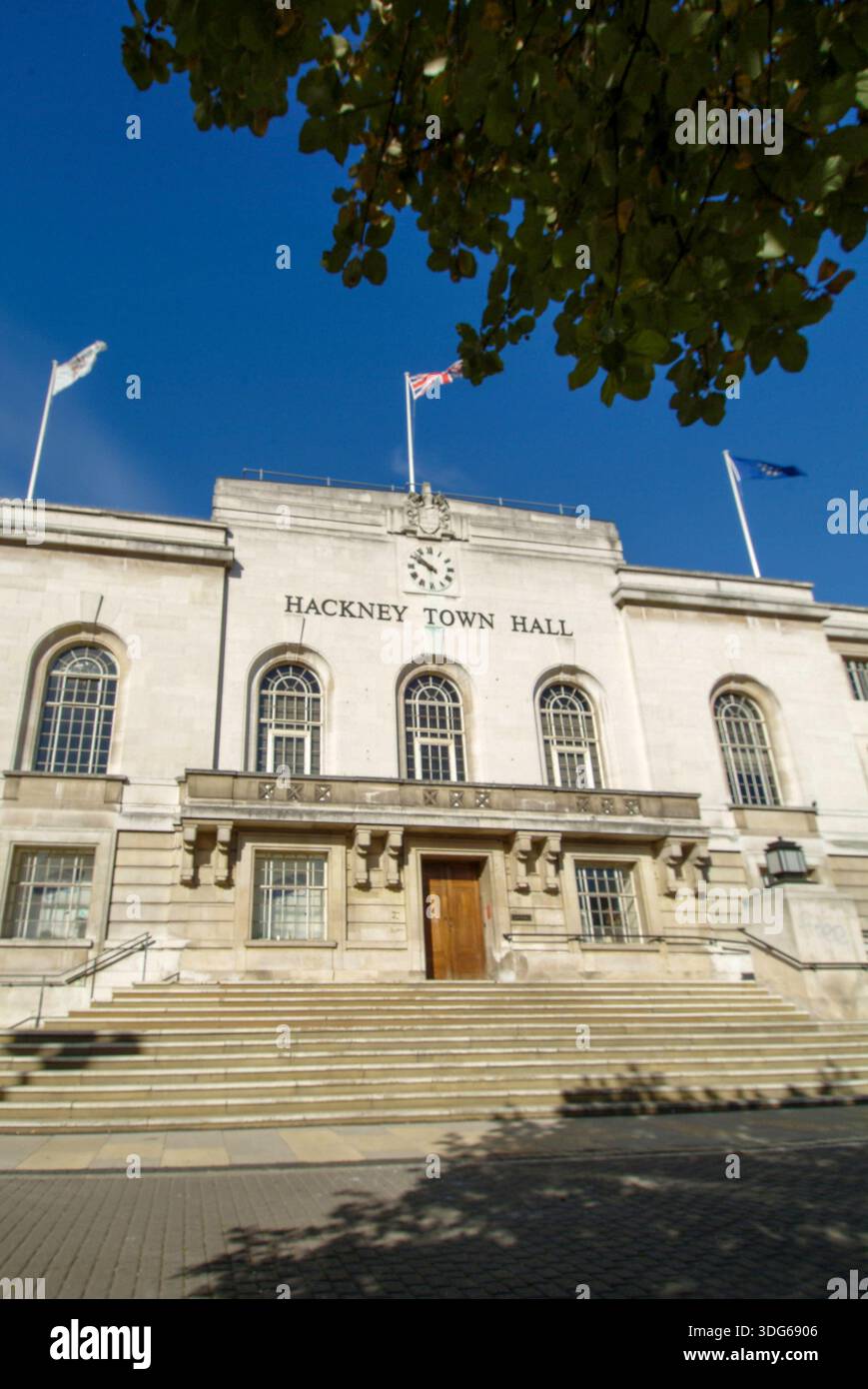 La facciata dell'edificio del municipio di Hackney si vede dalla strada. - Hackney, Regno Unito : maggio 2022 Foto Stock