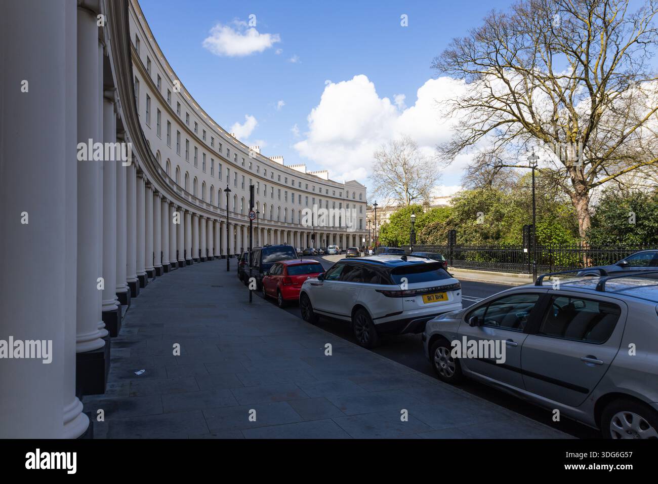 Elegante architettura Regency al Park Crescent di Londra. Londra, Regno Unito, 1° aprile 2024 Foto Stock