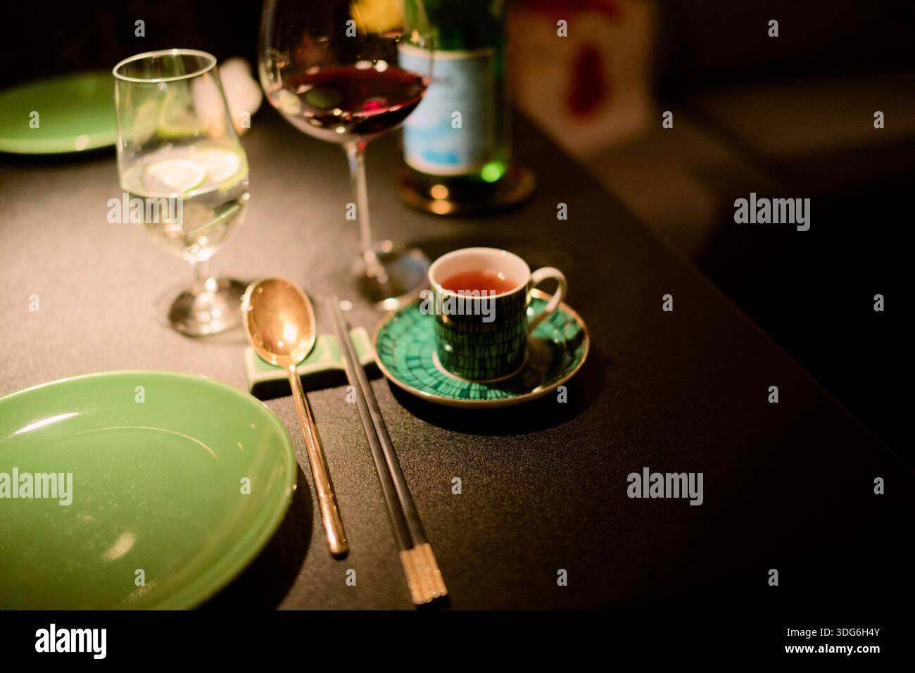 Elegante tavolo da pranzo con vino, caffè e posti. Shanghai, Cina Foto Stock