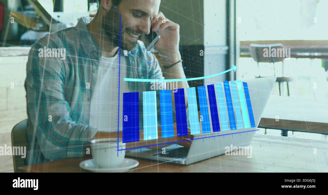 Uomo parlante con una camicia a quadri, scrivi un computer portatile, parla un telefono al bar, una tazza bianca, una sovrapposizione 3D blu Foto Stock