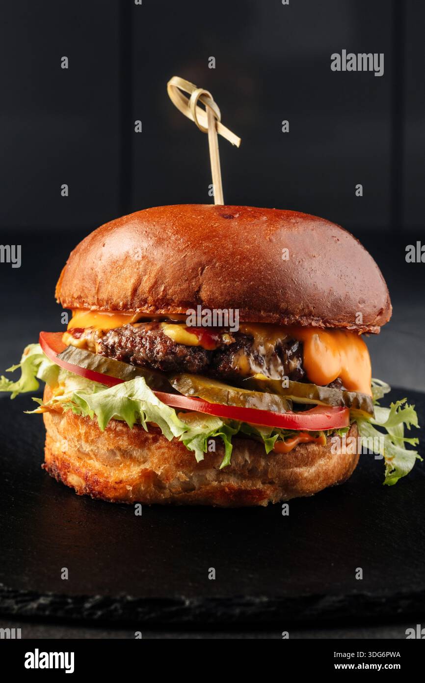 Hamburger su un piatto. Foto Stock