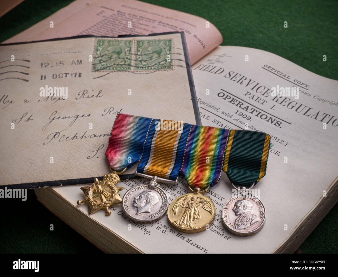 Medaglie militari britanniche della prima guerra mondiale, tra cui 1914-15 Star, British War Medal, a Victory Medal, Defence Medal. Lettera di lutto e registri di assistenza sul campo. Foto Stock