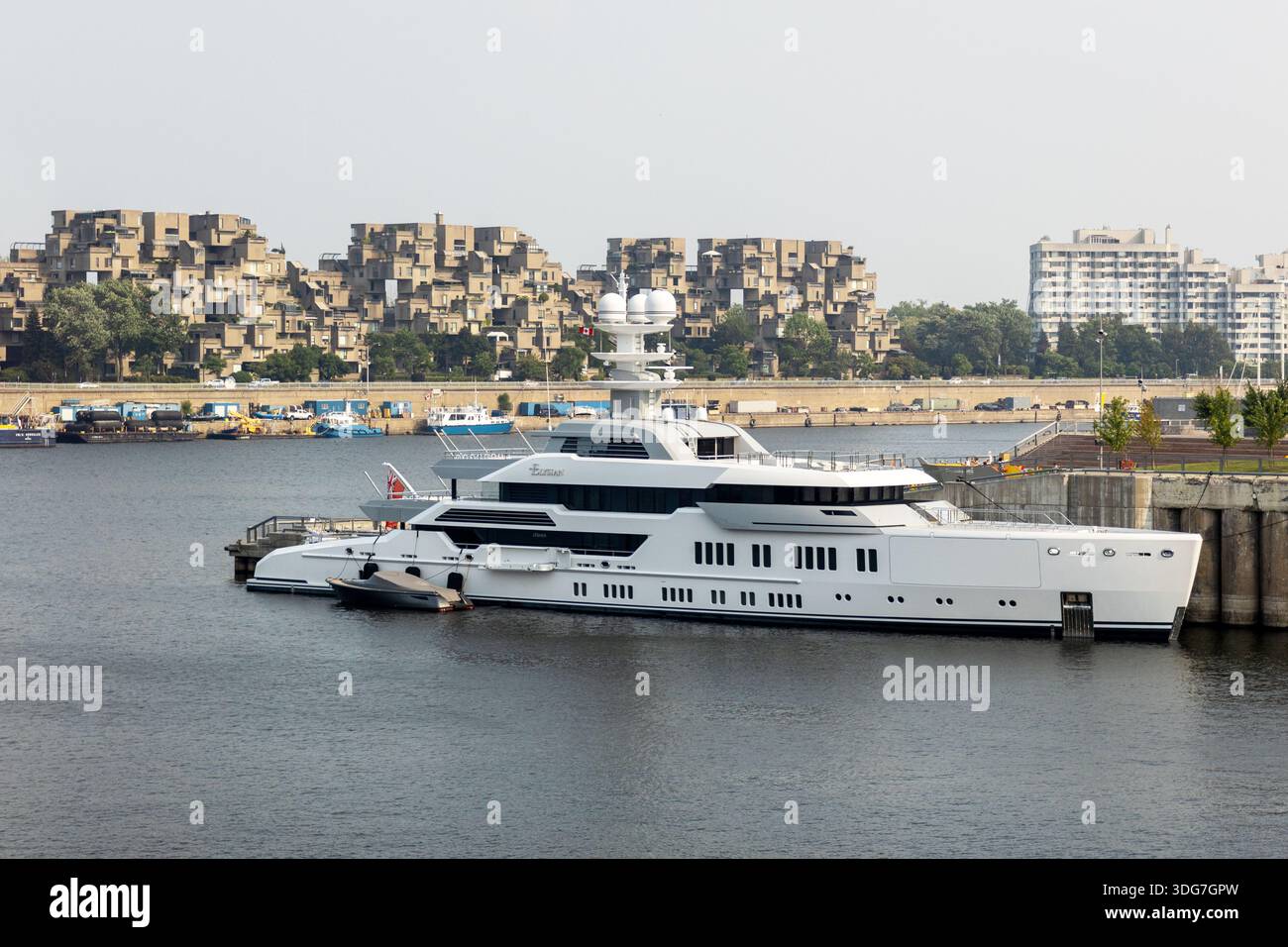 Montreal, Canada - 2 agosto 2025: Grande yacht bianco ormeggiato nel Porto Vecchio Foto Stock