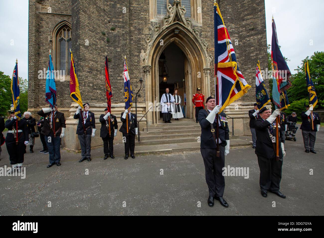 L'inizio di una cerimonia di deposizione di una corona presso il memoriale della chiesa di San Giorgio prima del servizio commemorativo tenutosi domenica 18 maggio 2025 nell'ambito del 85° anniversario degli eventi di ritorno delle piccole navi di Dunkirk a Ramsgate, Kent, Regno Unito Foto Stock