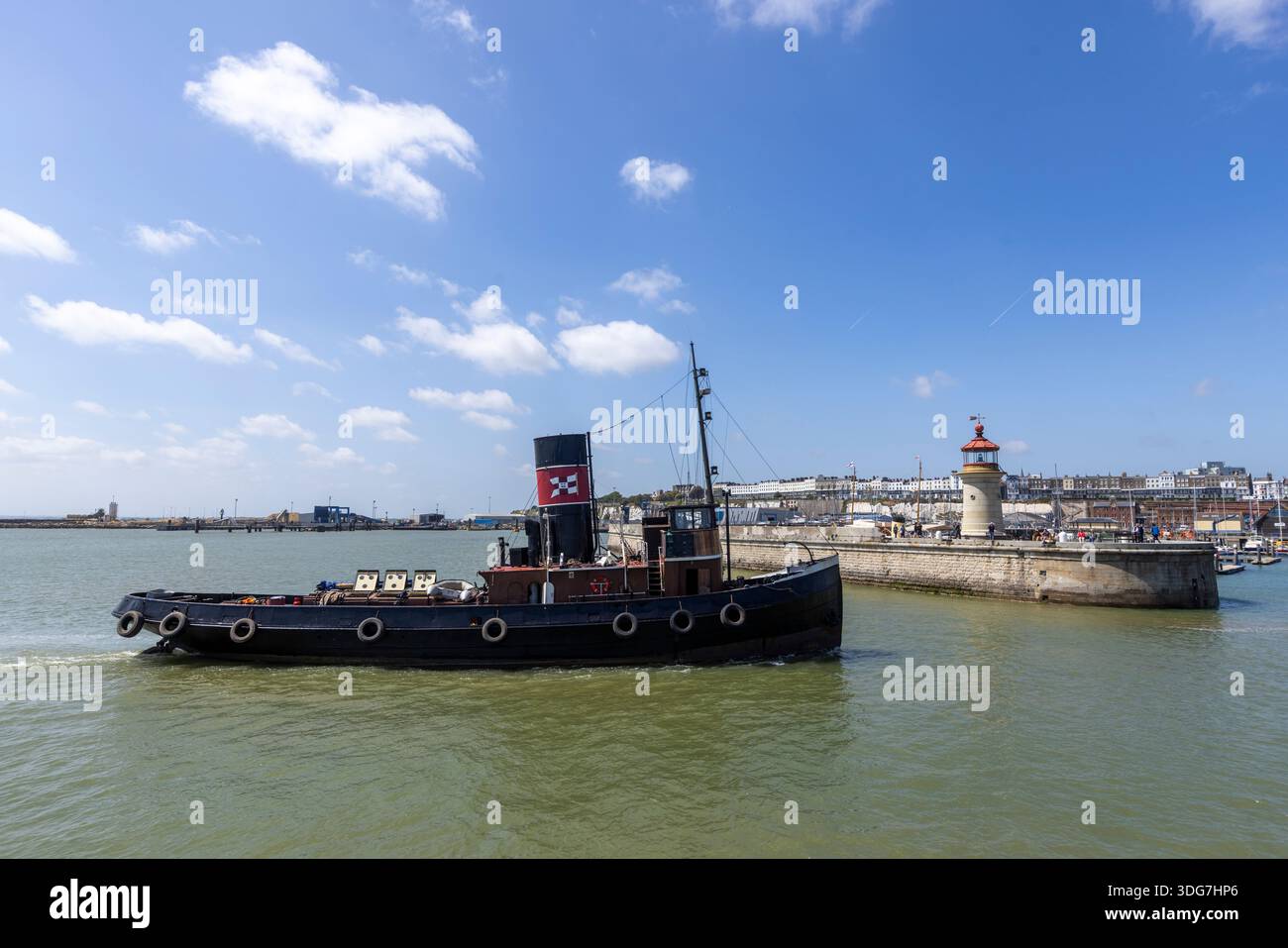 La Thames Steam Tug Challenge arriva a Ramsgate Harbour. E' qui per prendere parte al ritorno del 85° anniversario delle piccole navi di Dunkirk nel maggio 2025 questa barca ha preso parte all'operazione Dynamo nel 1940, salvando le truppe britanniche e alleate al largo delle spiagge di Dunkirk. Foto Stock
