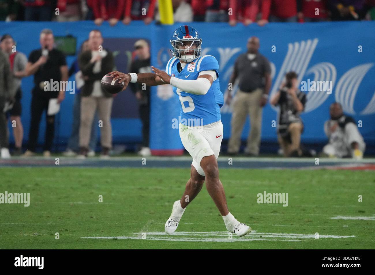 OLE Miss quarterback Trinidad Chambliss in azione. Foto Stock