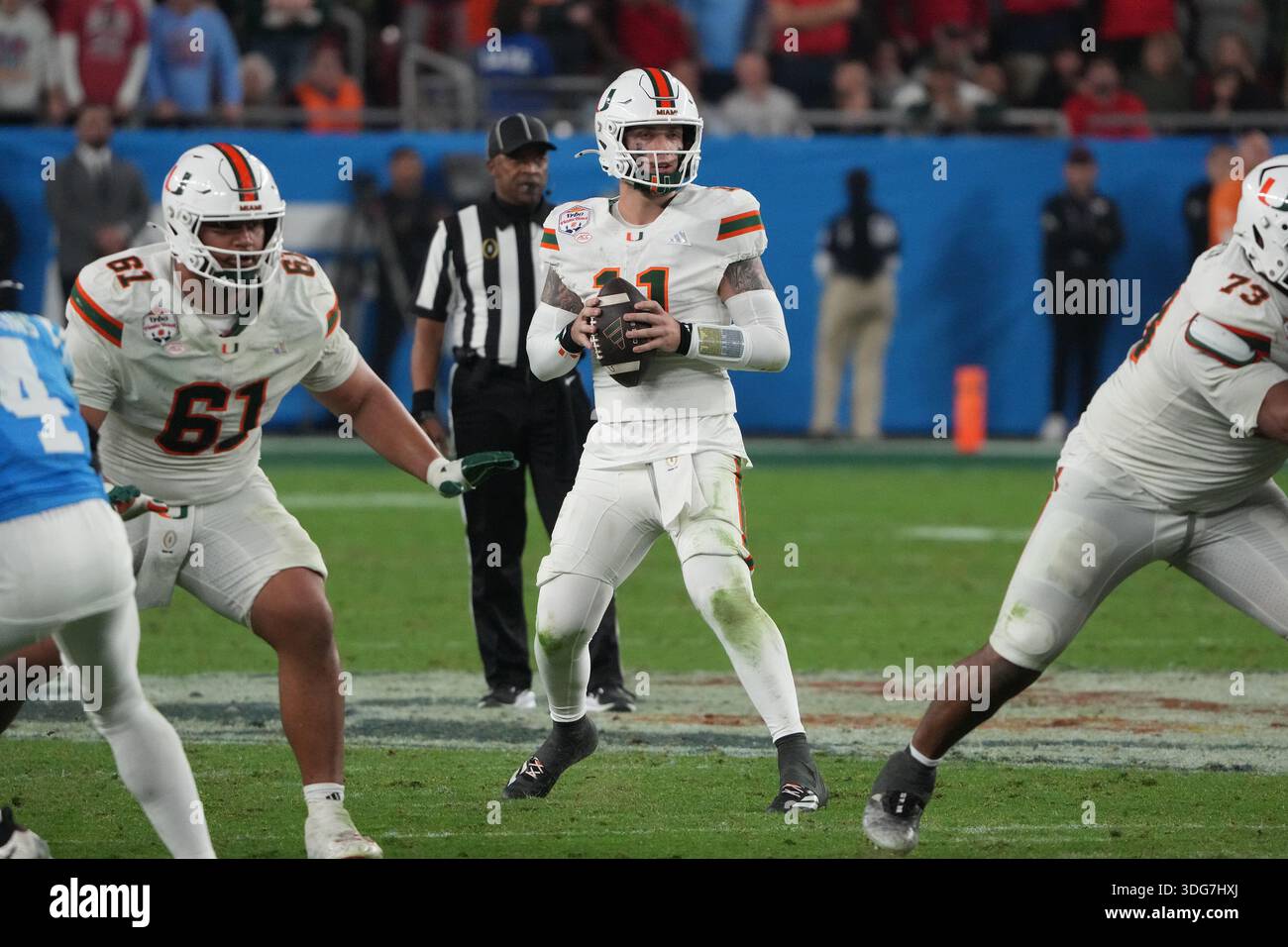 Il quarterback dei Miami Hurricanes Carson Beck in azione. Foto Stock