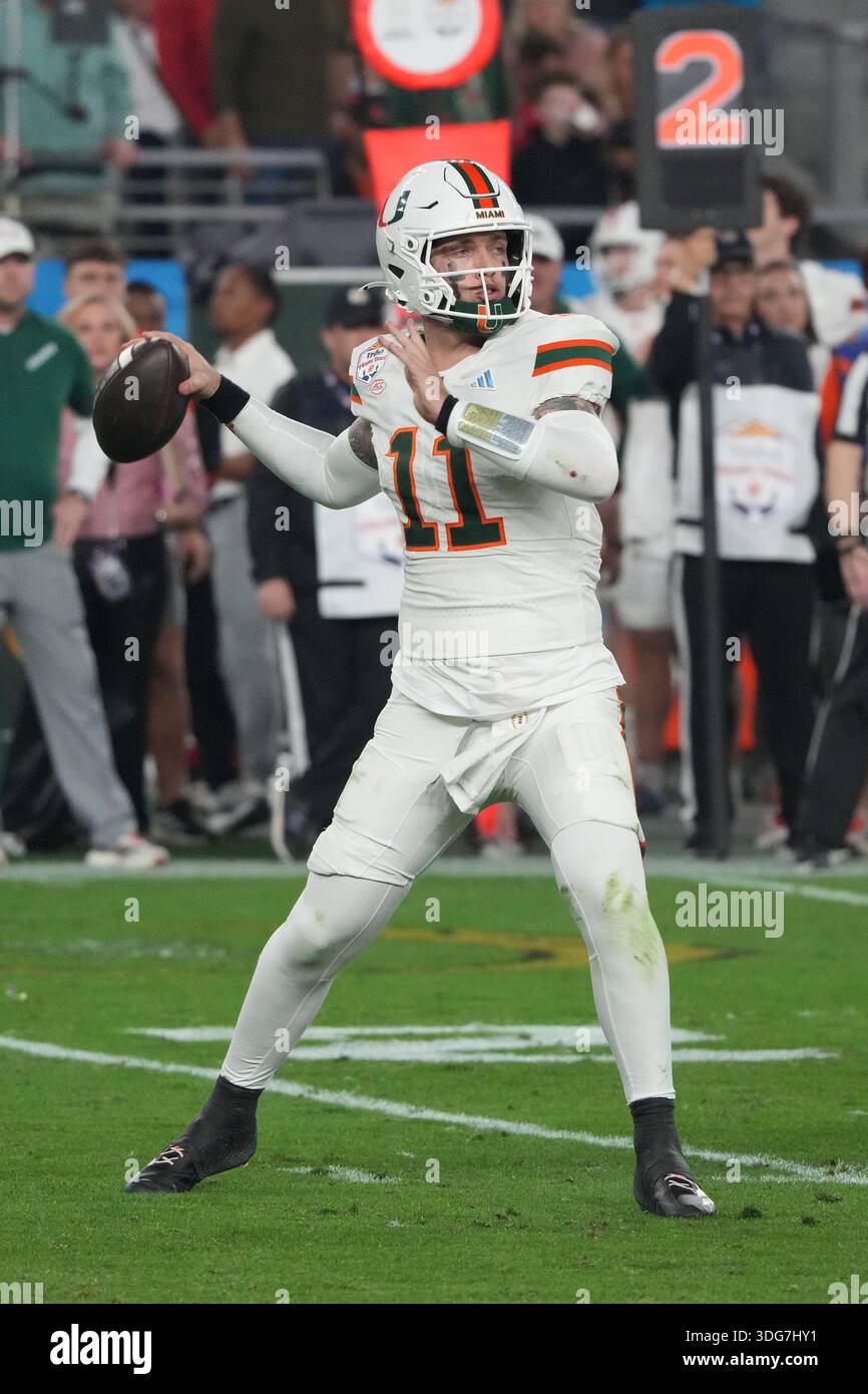 Il quarterback dei Miami Hurricanes Carson Beck in azione. Foto Stock