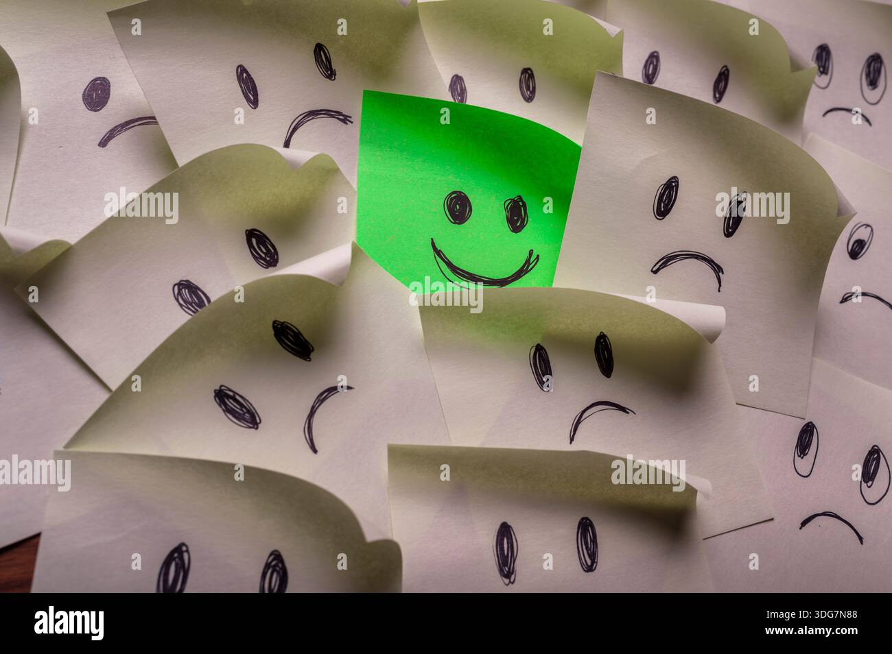 Note adesive, salute mentale - solo uno felice tra quelli tristi Foto Stock