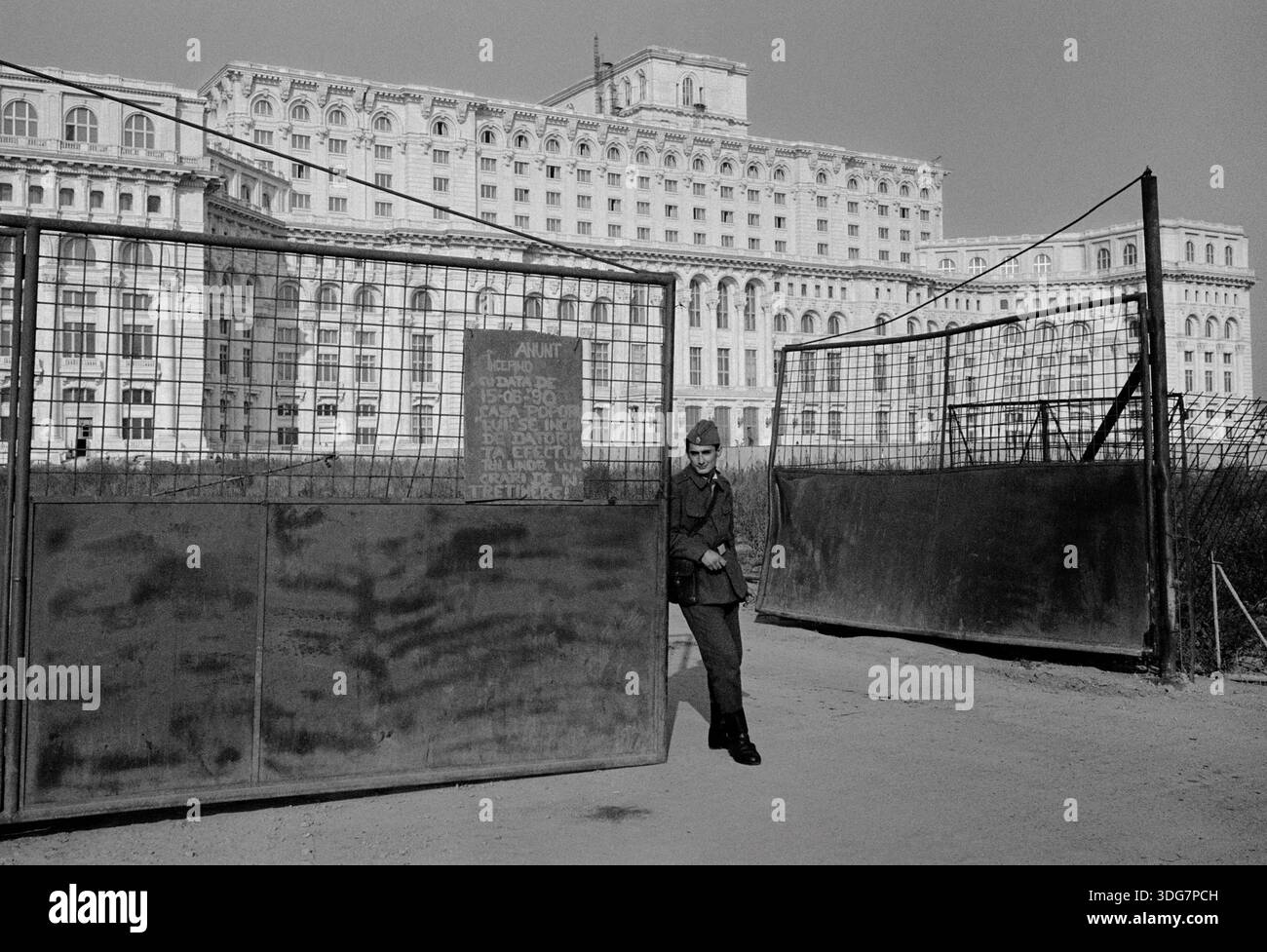 Fotografia di John Angerson. 1990 il Palazzo reale (o Palazzo del Parlamento) di Bucarest era un simbolo impressionante di potere, ambizione ed evasione Foto Stock