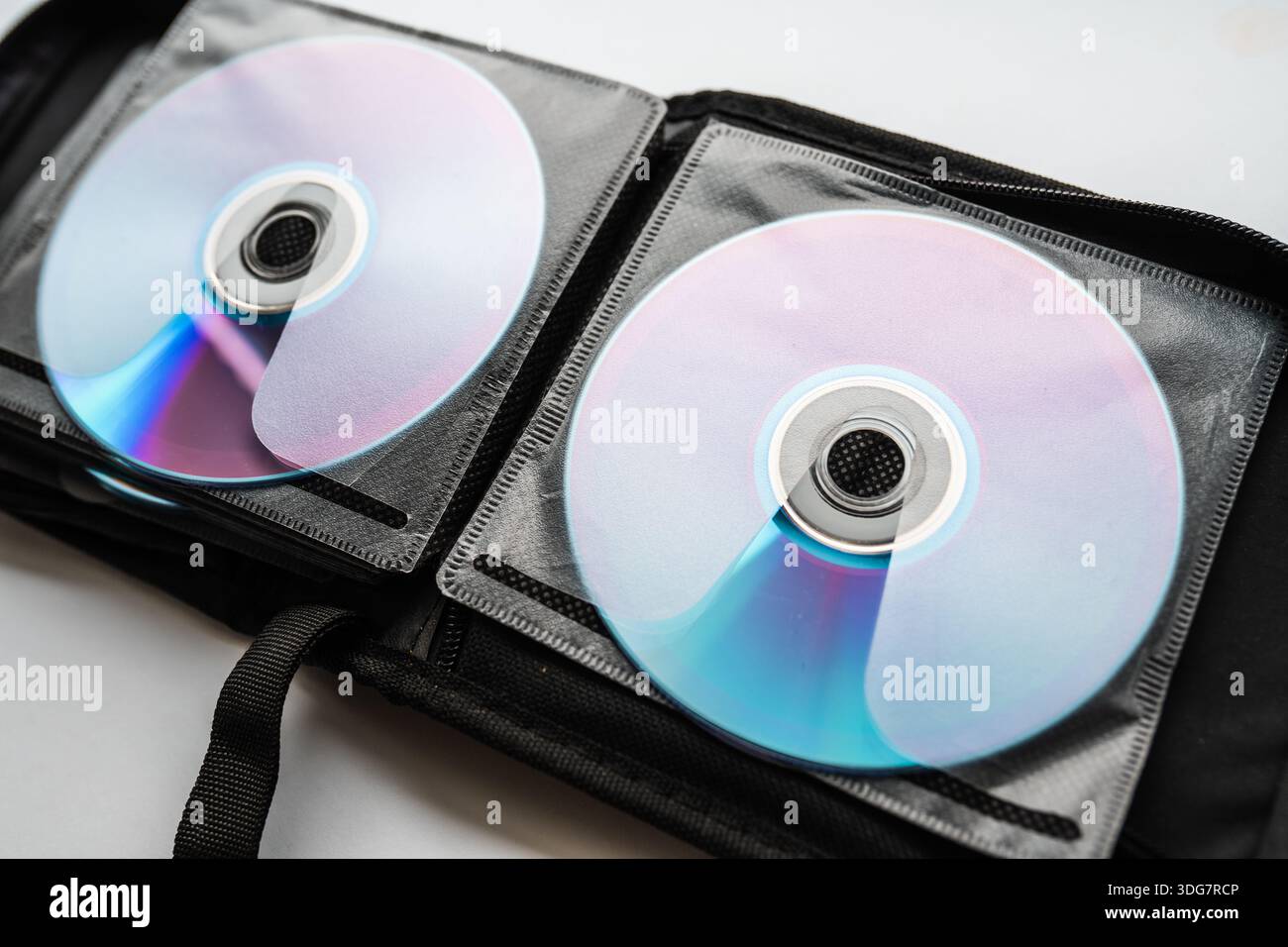 Mazzo di CD e DVD organizzati in un supporto. Foto Stock