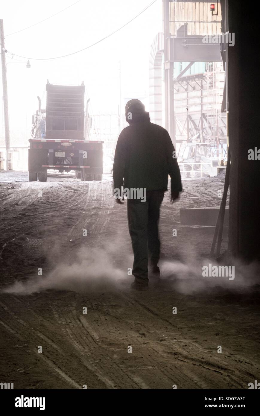 Lavoratore sporco e polveroso che lascia il lavoro alla acciaieria alla fine del suo turno, Pittsburgh, Pennsylvania USA Foto Stock