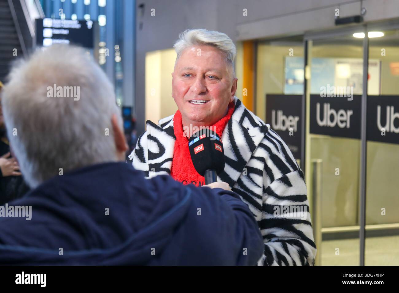 Francoforte sul meno, 15.01.2026 Hubert Fella beim Abflug nach Australien ins RTL Dschungelcamp 2026 am Frankfurter Flughafen foto: Matthias Gränzdörfer crediti: Mgfoto/Alamy Live News Foto Stock