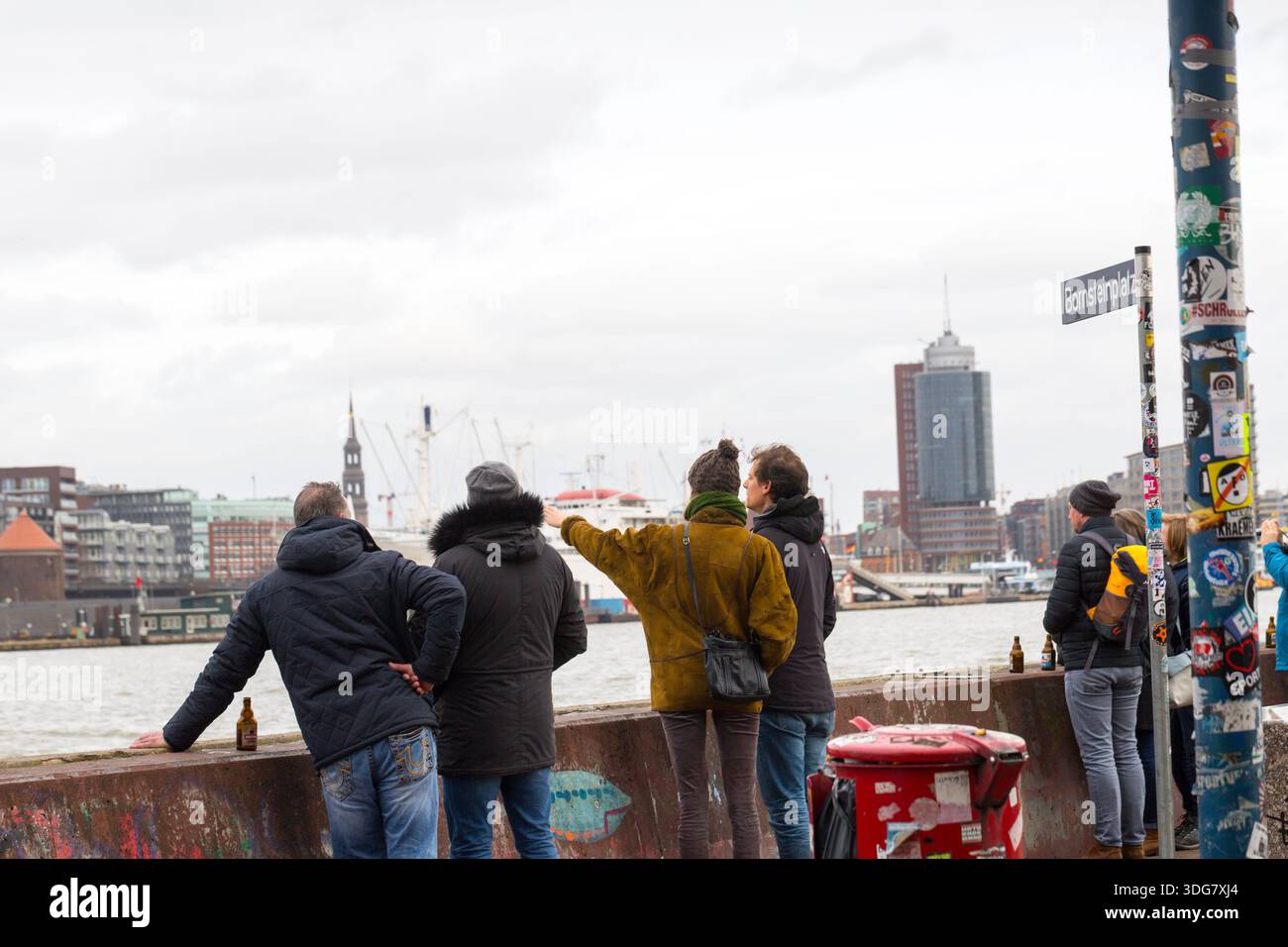 Amburgo Germania - 21 febbraio 2020. I turisti a Bornsteinplatz osservano la nave museo bianca Cap San Diego e lo skyline della città. Lampada rivestita con adesivo Foto Stock
